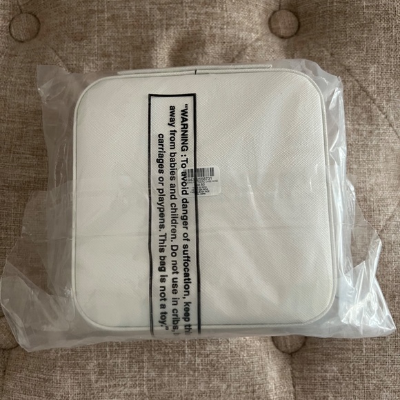 NEW! Chico's Jewelry Travel Storage Organizer Case 2.25” x 5.25” White/Cream - Picture 5 of 9